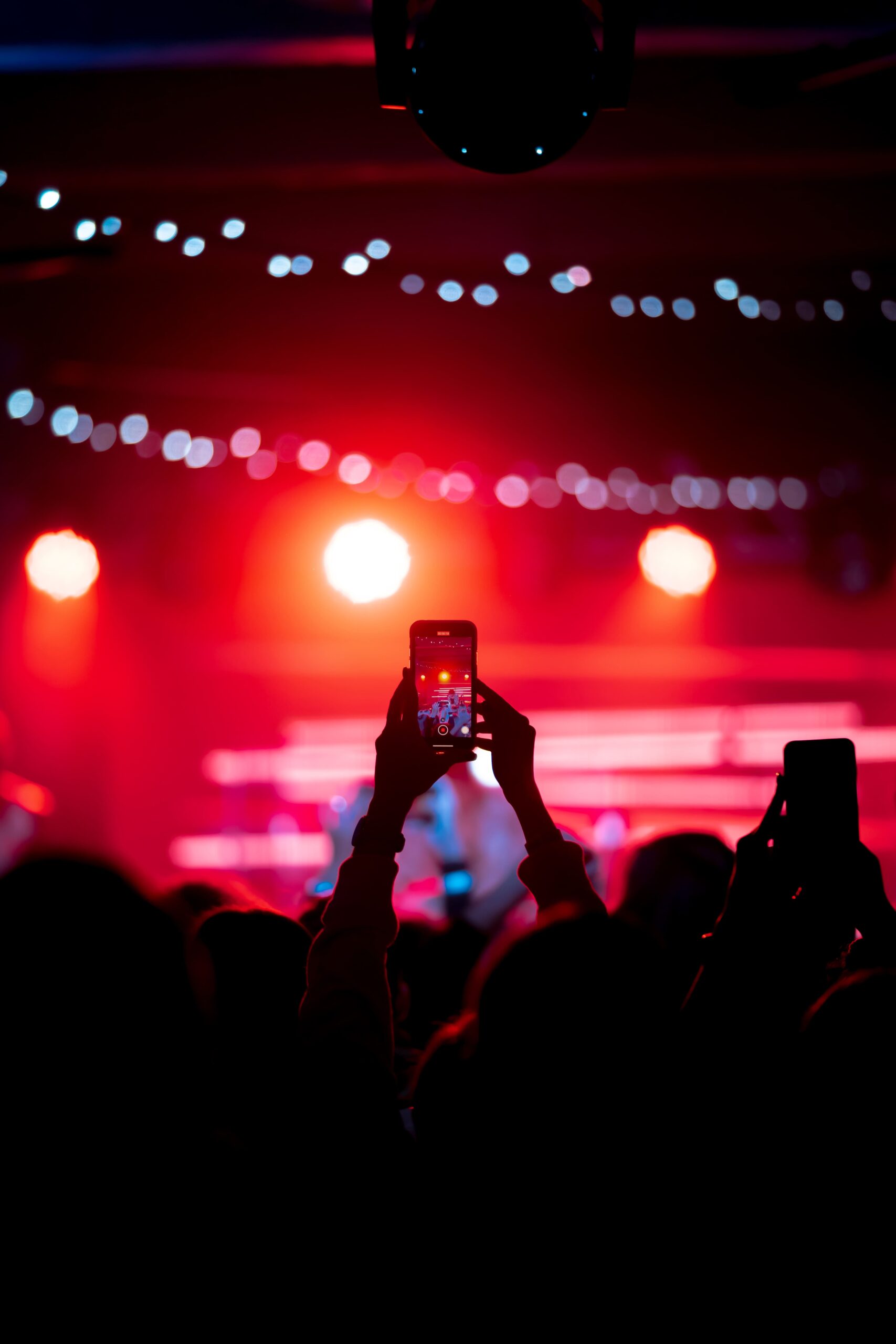 cerca-de-la-grabacion-de-video-con-el-telefono-inteligente-durante-un-concierto-imagen-entonada (1)